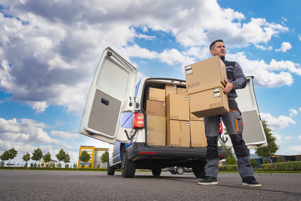 courier person delivering parcels